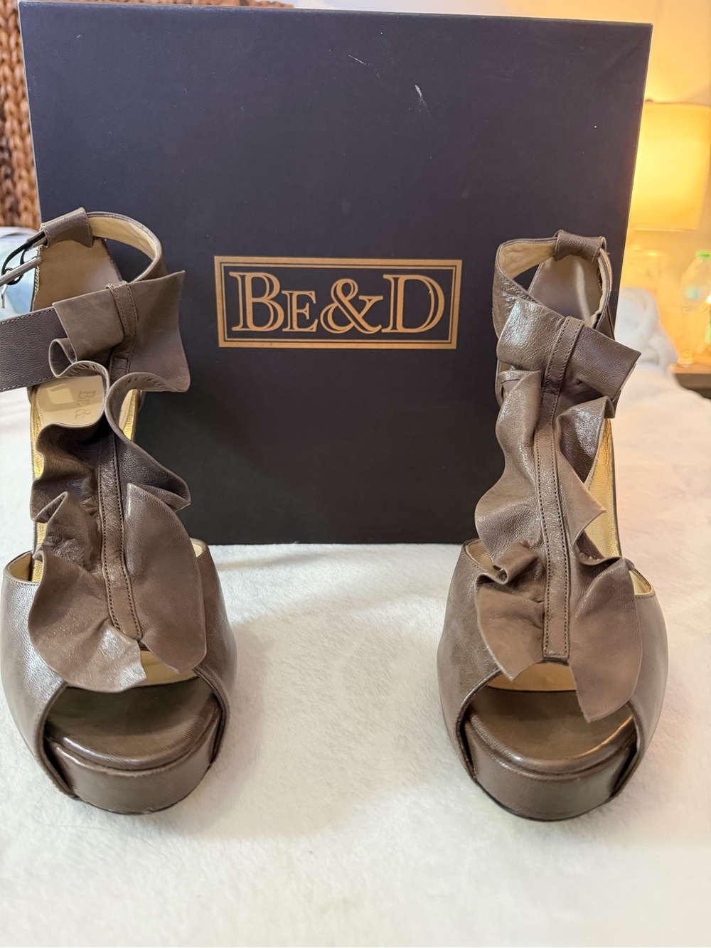 Be &D Brown Leather Ruffled Peep-Toe Platform Sandals